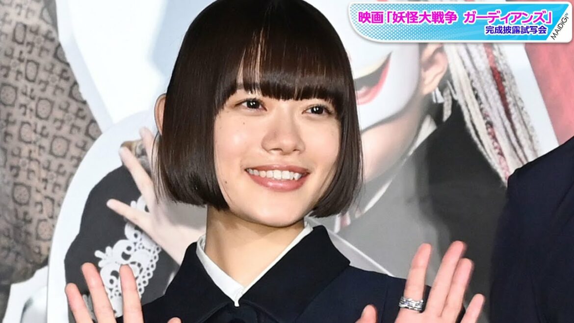 杉咲花、おしゃれ上級者の甘辛コーデ　コンパクトなジャケット×ふんわりスカート　小物がアクセントに