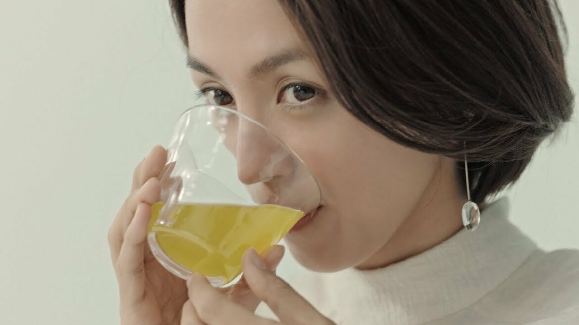 満島ひかり、「生茶」の味に思わず「おお！」　新CM「生茶『新・生って、感動する。実感』」編が公開