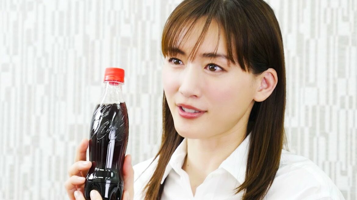 綾瀬はるか、コカコーラ新ラベルレスボトルにメッセージ／コカ・コーラ PR動画