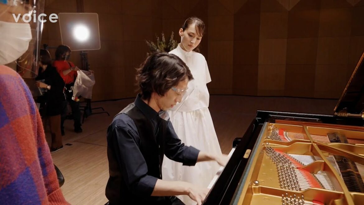 綾瀬はるか、角野隼斗と指先シンクロ　「人間拡張」技術でピアノ演奏：ドコモ新ＣＭ（メイキング＆綾瀬はるかインタビュー）