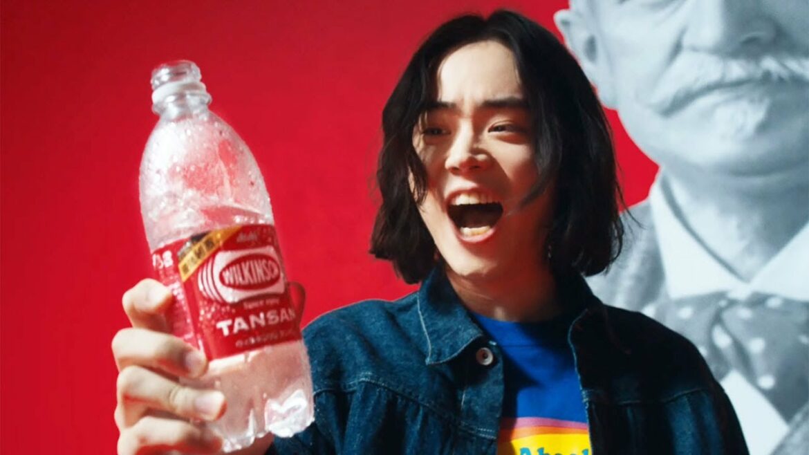 菅田将暉、炭酸水を豪快にゴクリ！“刺激的だった”エピソードも披露　「ウィルキンソン タンサン」新CM