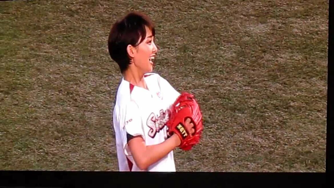 120907　剛力彩芽　始球式　in　　神宮球場