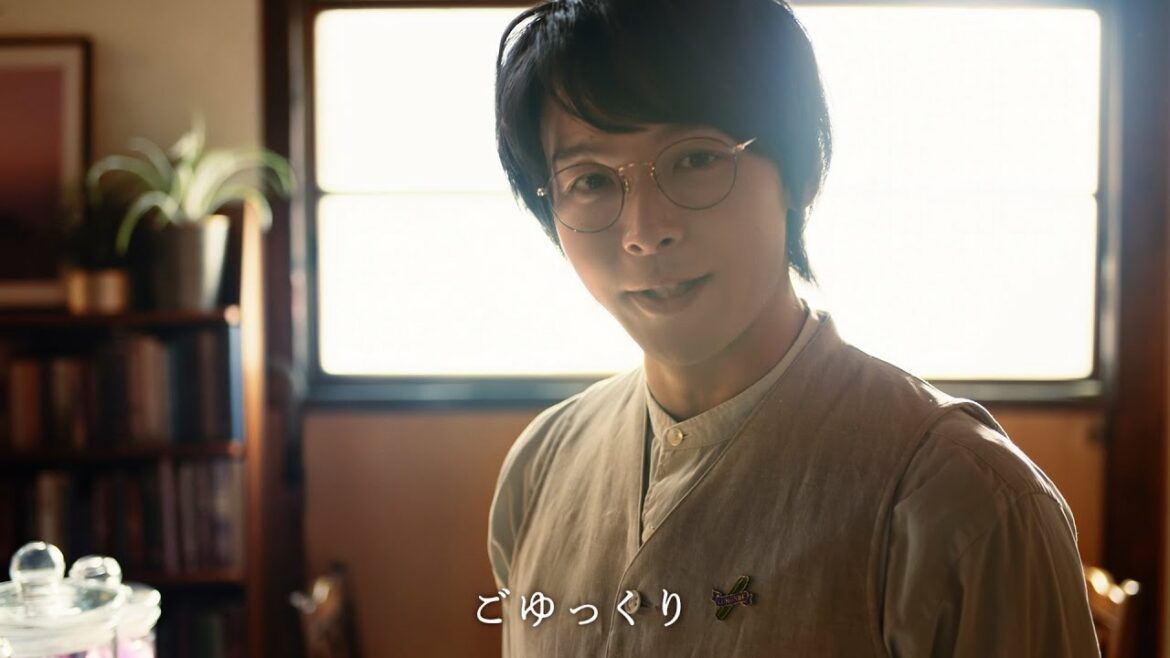中村倫也、“かてぃん”角野隼斗の書下ろし音楽にのせ店員役でご案内　『贅沢ルマンド』新TVCM「カフェ・ド・ルマンドへようこそ」篇＆メイキング