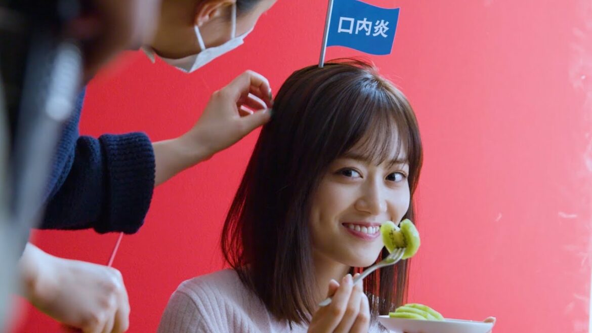 乃木坂46・山下美月、頭にちょこんと可愛いハタ娘　細田佳央太らと家族に！？　ブランドムービー「チョコラBBブランド70周年」篇