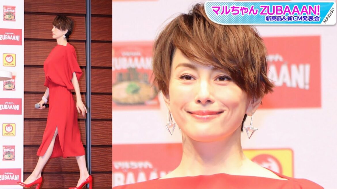 米倉涼子、大胆スリットから美脚見せ　赤ワンピ×アクセサリーで華やかな装い