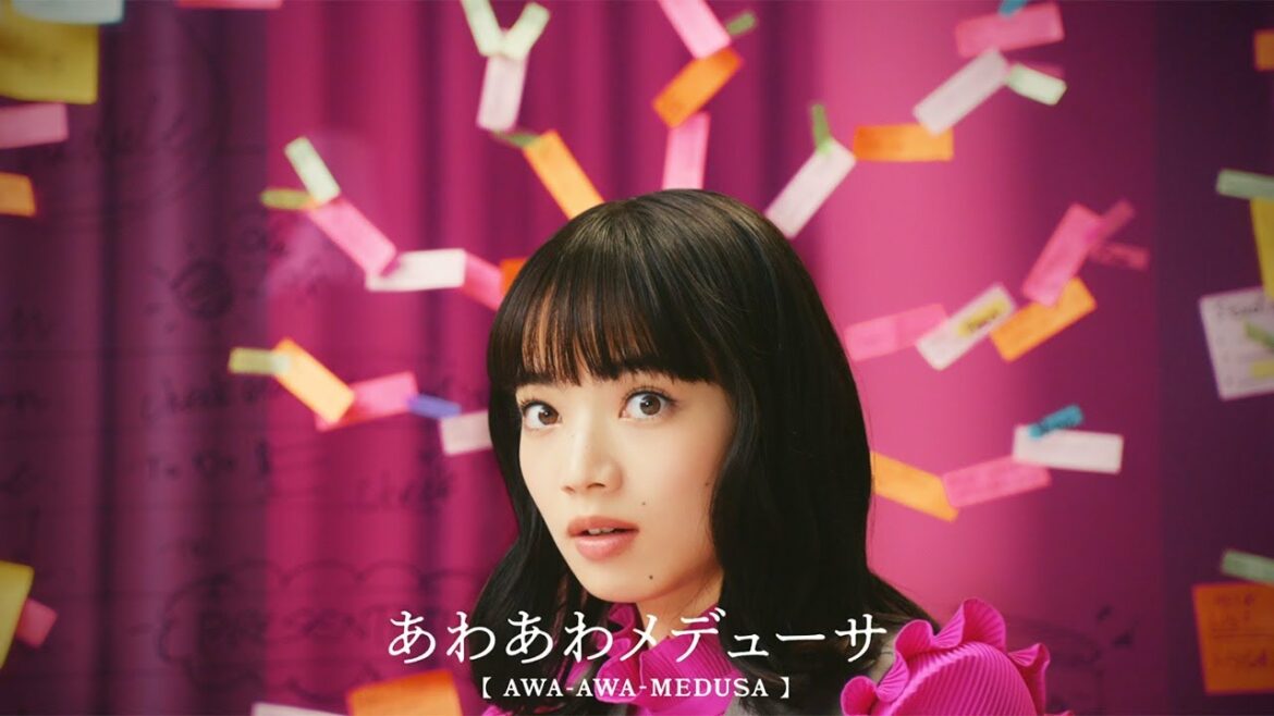 小松菜奈、忙しすぎて「あわあわメデューサ」に!?　OL役で「可愛い衣装に注目」　明治新テレビCM「ガルボ あるあるモンスター 」編＆インタビュー