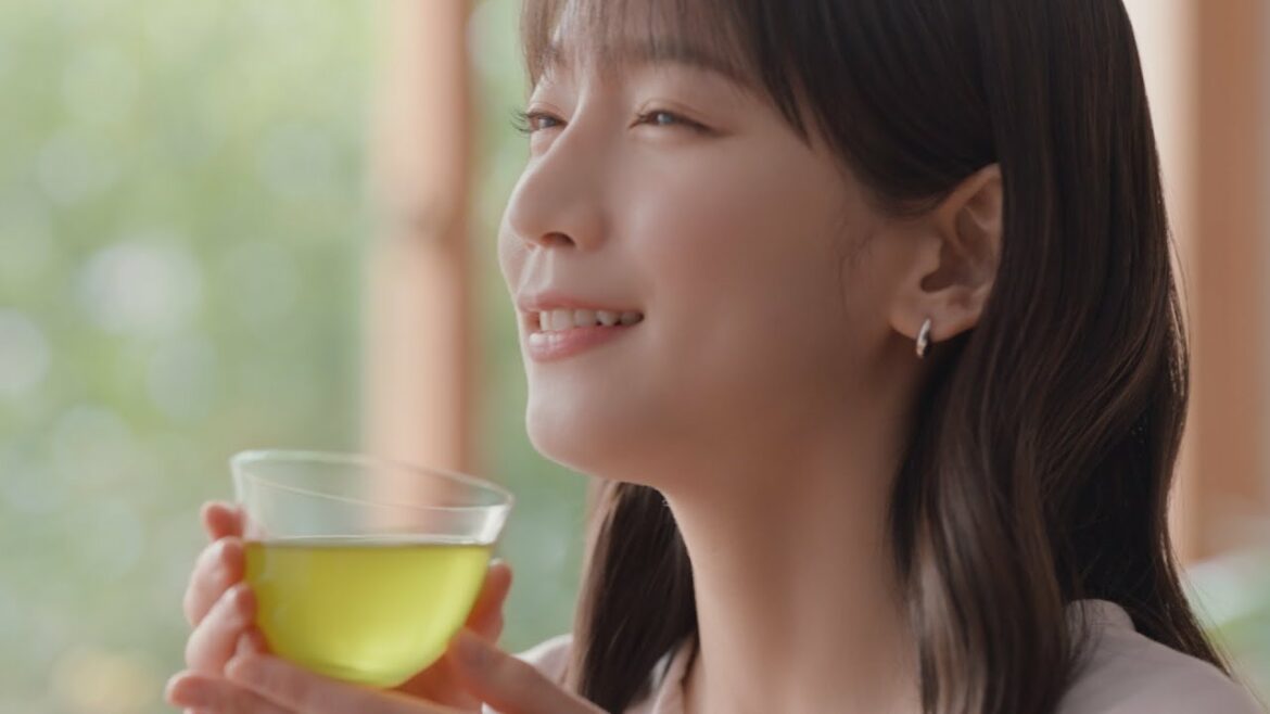 【綾鷹】 綾鷹 吉岡里帆 WEB 15秒 CM「茶葉ひらく、おいしさひらく　吉岡里帆」篇 AYATAKA