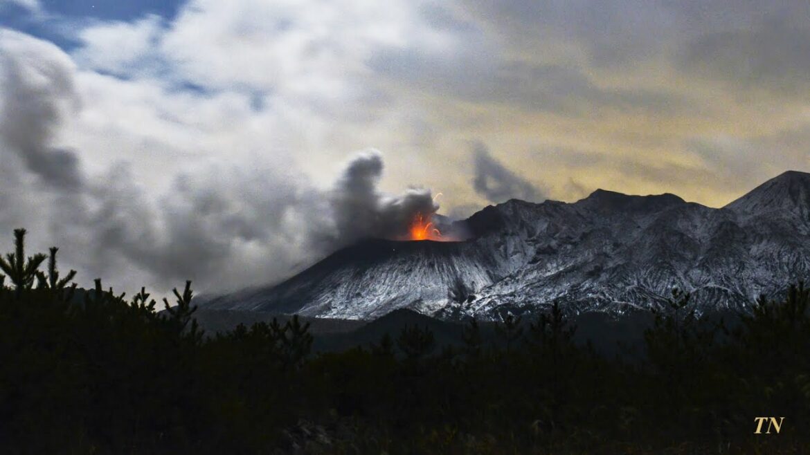 Timelapse / Strombolian eruption of Sakurajima   桜島のストロンボリ式噴火