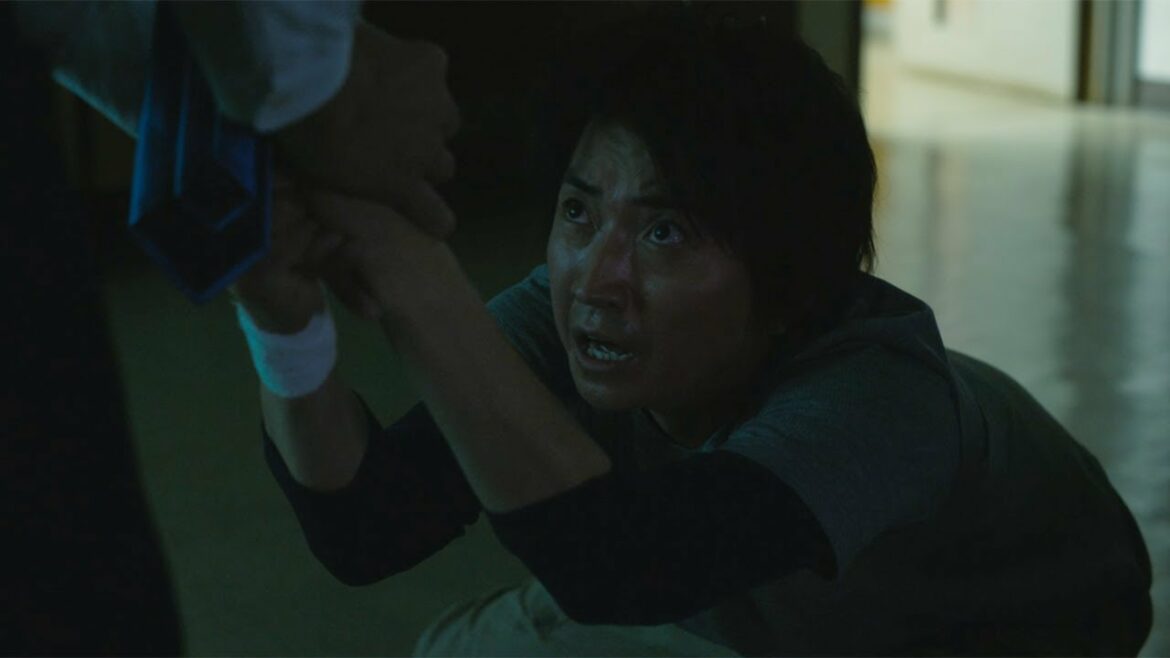 藤原竜也、スライディング土下座でお願い！新たな名シーン誕生？　映画「ノイズ」本編映像