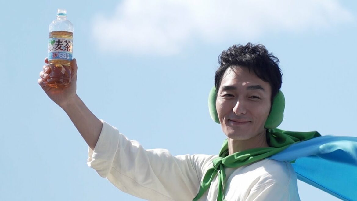 草彅剛、不思議なヒーロー「やさしいマン」に！空気階段とCM共演　GREEN  DA・KA・RA やさしい麦茶新TVCM