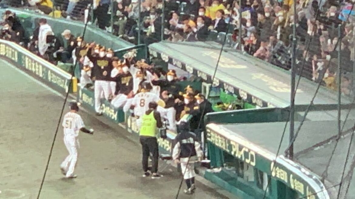 片手で打った！佐藤輝明の第4号逆転2ランホームラン！