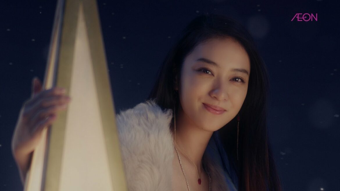 武井咲、CMで白のロングドレス　楽曲はAIの初クリスマスソング　イオン「Hello!New CHRISTMAS2016」CM