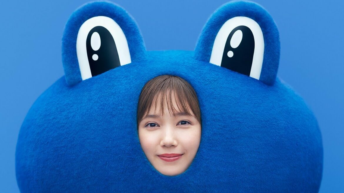 本田翼、カエルの着ぐるみ姿が可愛すぎる！　サラリーマン、おばあちゃんらのコスプレも