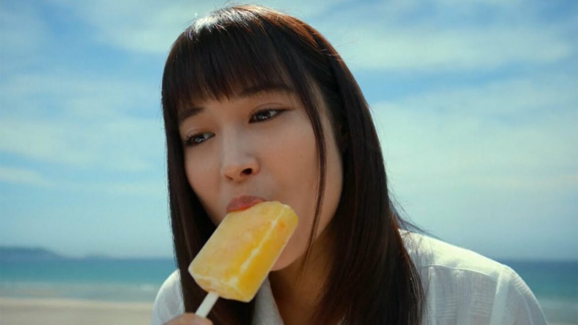広瀬アリス、汗だくおじさんと“ミスマッチ”CMに　「ガツン、とみかん」新CM