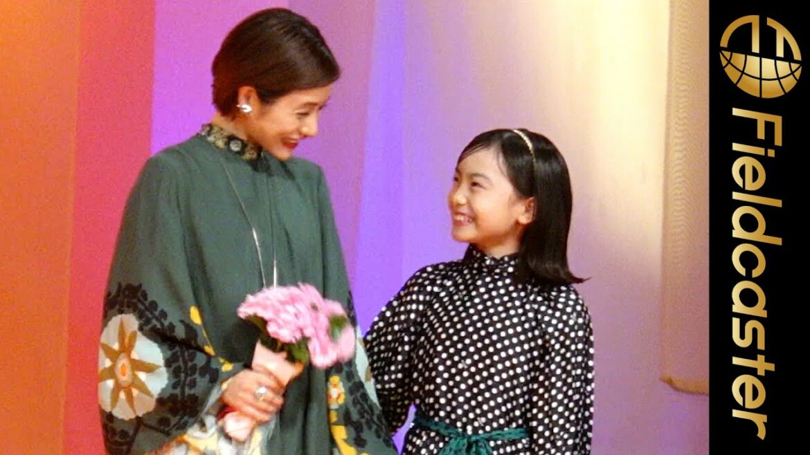 石原さとみの表情がリアル母。愛娘役、稲垣来泉に花束を渡され満面の笑み。映画『そして、バトンは渡された』ジャパンプレミア #Shorts
