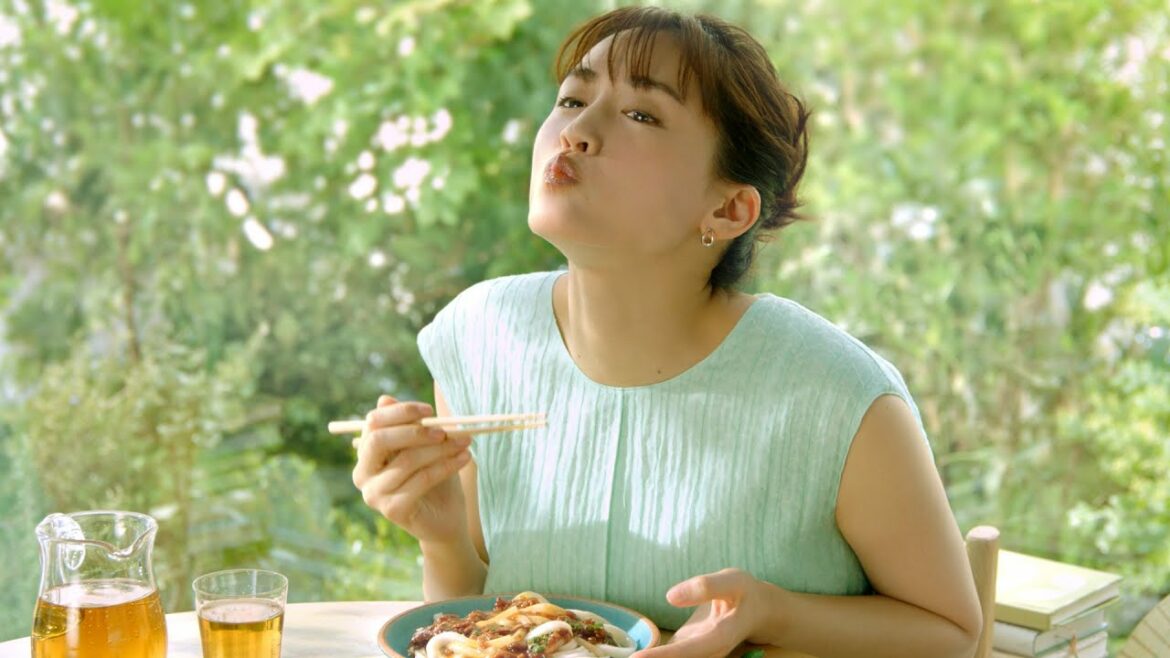 綾瀬はるか、うどんがつるん！キュートな食べっぷりが可愛い／キッコーマン「具麺」CM＋メイキング＋インタビュー
