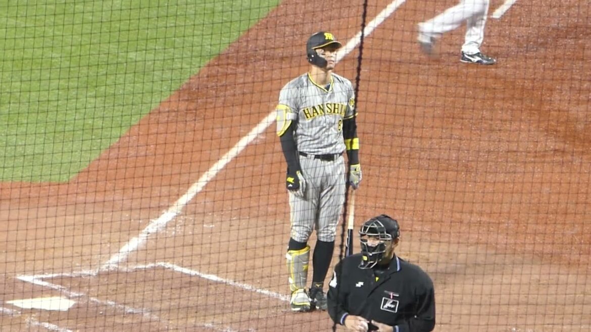 佐藤輝明球審山本貴のジャッジに納得いかずバッターボックスに立ち尽くす