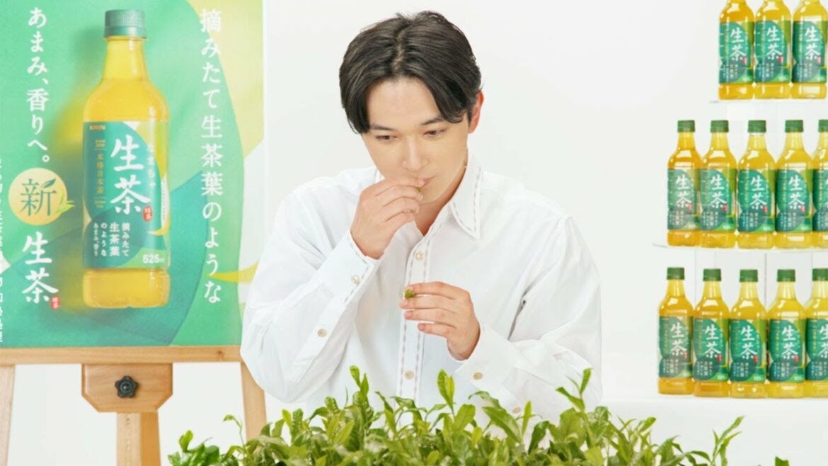 吉沢亮、茶摘み初体験に感激　茶葉をクンクン「いい匂い！」　「キリン 生茶」新CM＆インタビュー