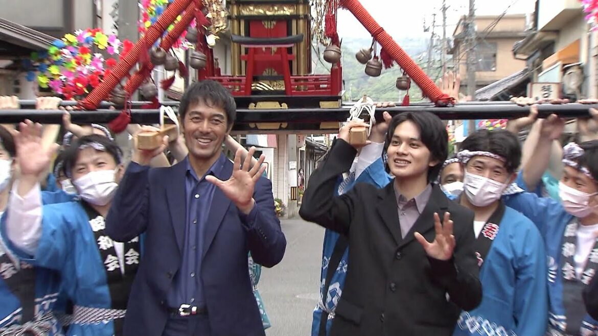 阿部寛＆北村匠海、サプライズの神輿担ぎに大興奮　ロケ地・岡山で凱旋イベント　映画『とんび』ただいま岡山！公開御礼会見