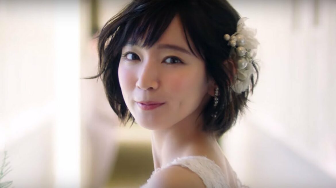 吉岡里帆、ウエディングドレスでハワイを駆け抜ける！　「アールイズ・ウエディング」新CMが公開