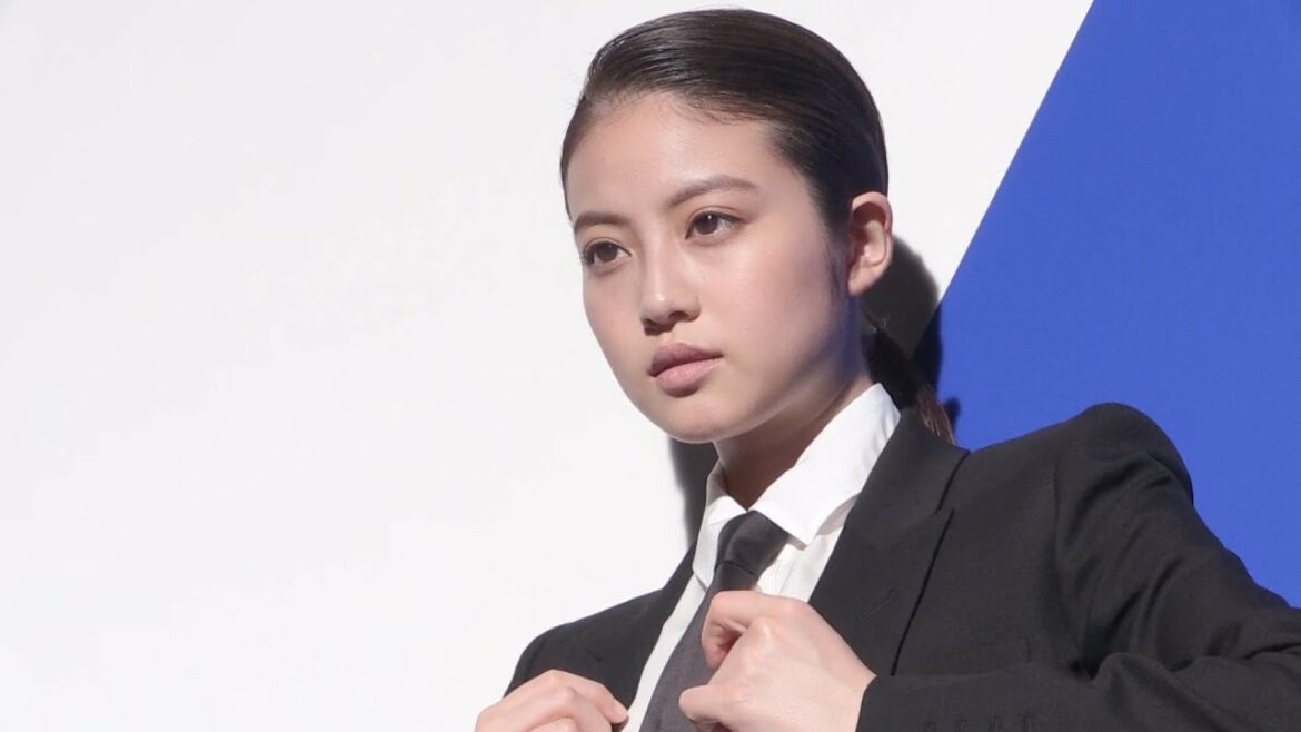 今田美桜、スーツでクールに口ずさむクセになるリズム/SCSK CM+メイキング+インタビュー 今田美桜、スーツでクールに口ずさむクセになるリズム/SCSK CM+メイキング+インタビュー