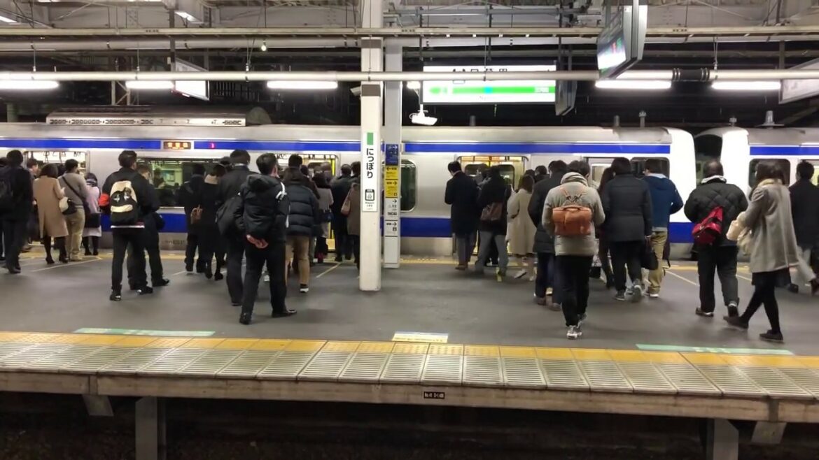 JR常磐線・土浦行き最終電車、日暮里駅発車