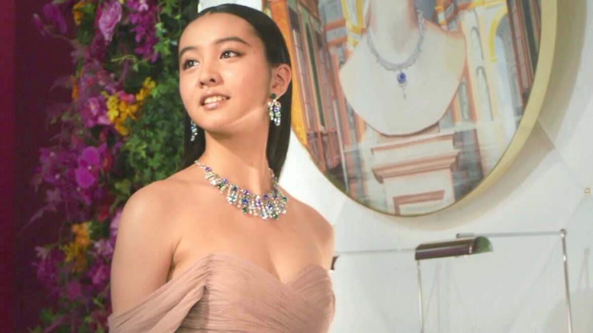 Koki, ヌーディーな妖艶ドレスで美デコルテ披露　ブルガリの“美の世界”にうっとり