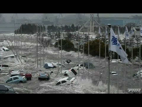 「夢メッセみやぎ」に押し寄せる津波 「夢メッセみやぎ」に押し寄せる津波