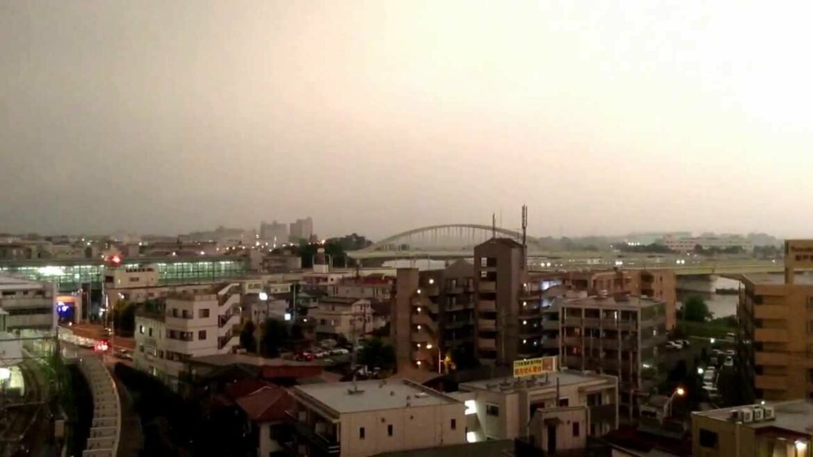 小田急線の列車に雷が直撃した瞬間をとらえた映像（登戸）