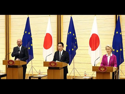 日本首相岸田文雄12日与欧盟理事会主席及欧盟执委会主席举行“日欧盟峰会”并发表联合声明,强调台湾海峡和平稳定极为重要。岸田说,世界不论是何处,都绝不容许以武力片面改变现状。 日本首相岸田文雄12日与欧盟理事会主席及欧盟执委会主席举行“日欧盟峰会”并发表联合声明,强调台湾海峡和平稳定极为重要。岸田说,世界不论是何处,都绝不容许以武力片面改变现状。
