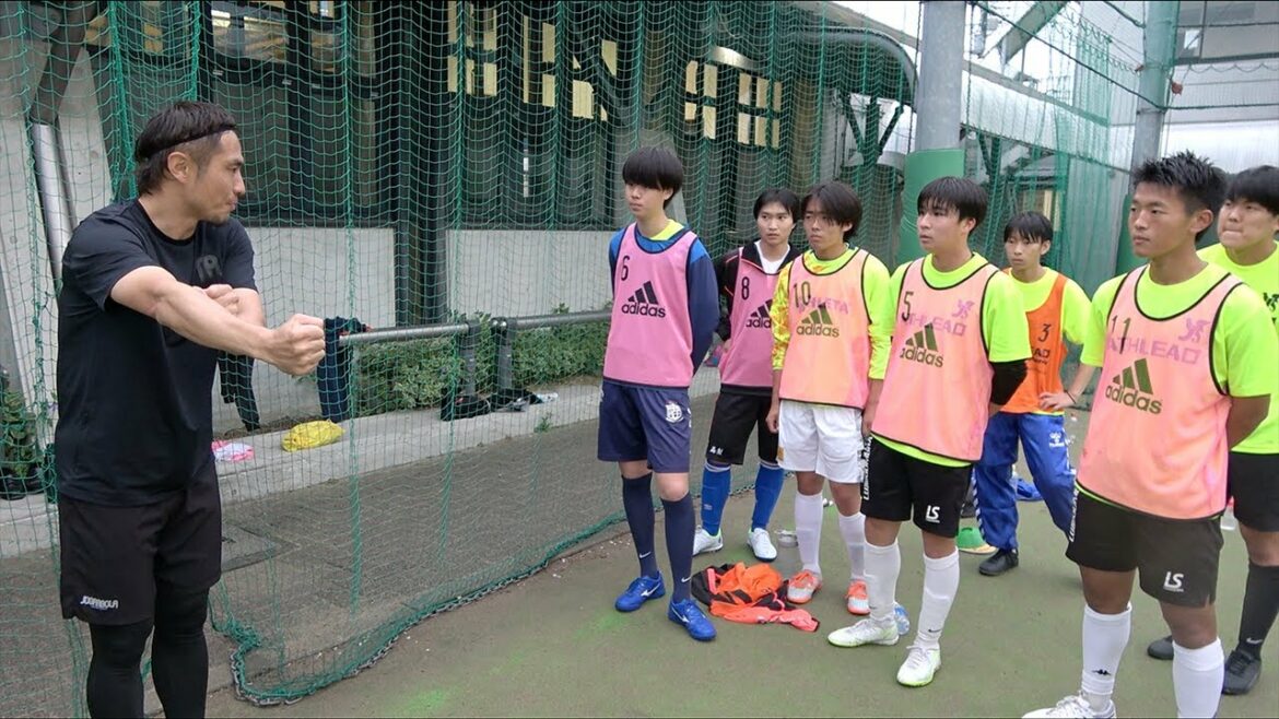 自由が丘学園高校サッカー部の選手の質問に熱意を持って答える那須大亮