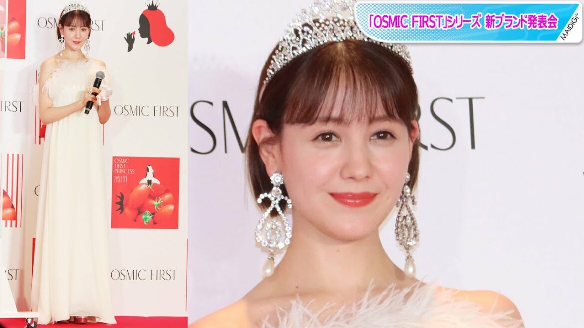トリンドル玲奈、ドレス×ティアラでクイーンをイメージ　「トマト色」のリップで
