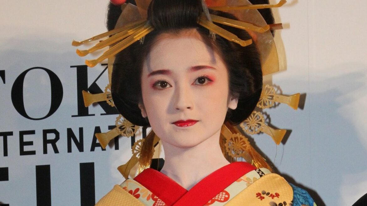 安達祐実、あでやか花魁姿で登場!【第27回東京国際映画祭レッドカーペット】 安達祐実、あでやか花魁姿で登場!【第27回東京国際映画祭レッドカーペット】