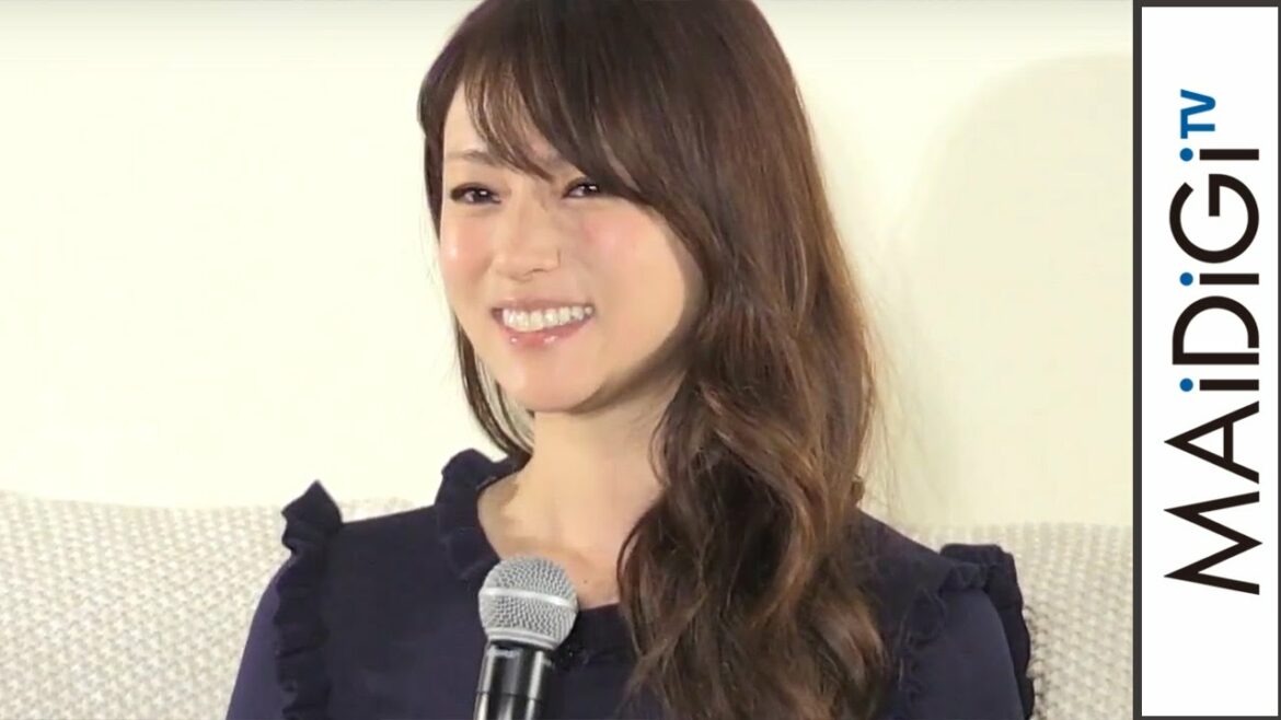 深田恭子、黒のニットにワイドパンツ　「部屋着」イメージのリラックスコーデ　「ヱビス華みやび」新CM発表会1