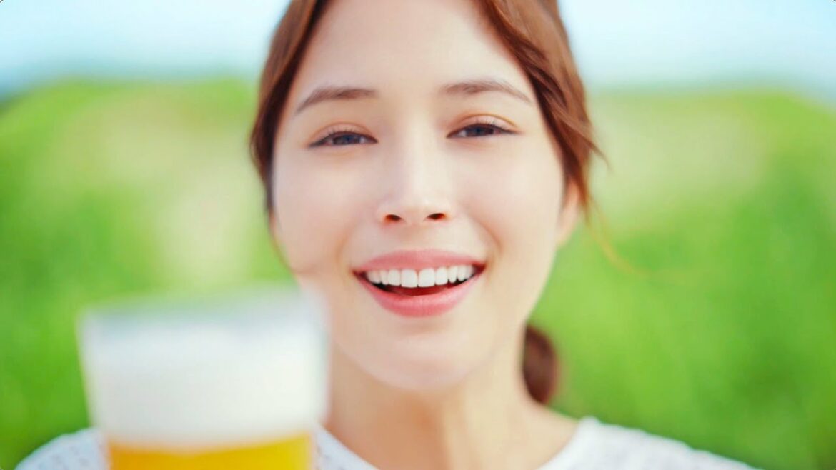 広瀬アリス、冬服を脱ぎ捨て爽やかな新緑で味わう／キリン淡麗グリーンラベルCM