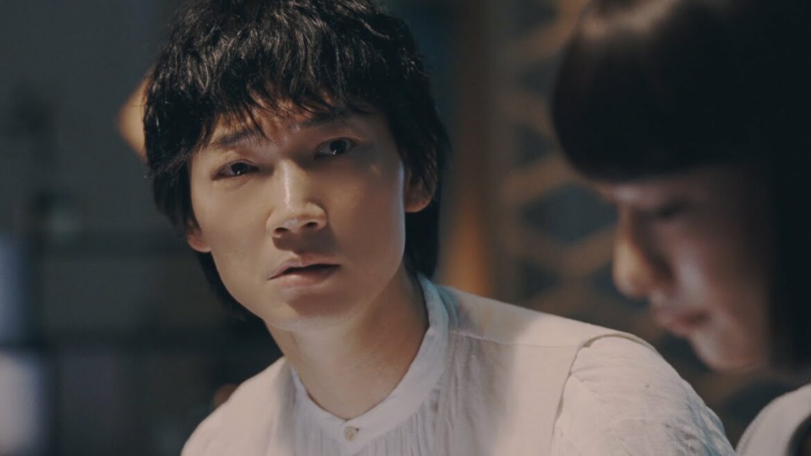 綾野剛、「めっちゃイイ感じ」CMで初歌を披露！アルコンの生感覚レンズ「生感覚の歌」篇
