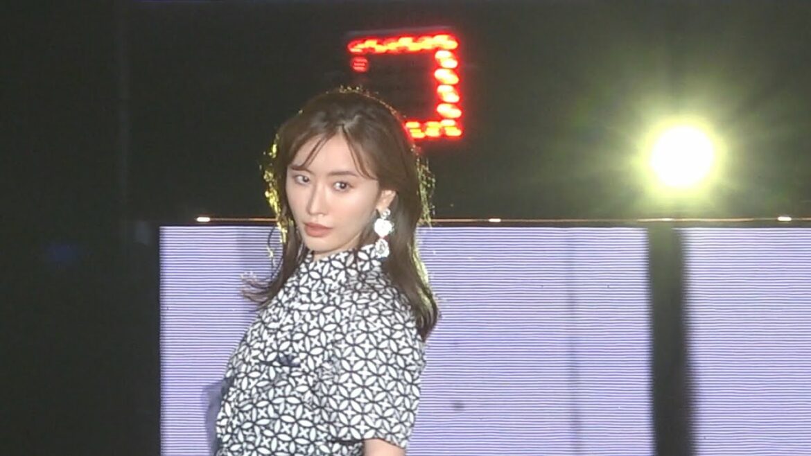 松本まりか、オーラ全開でガルアワステージにシークレット登場！『Rakuten GirlsAward 2022 SPRING/SUMMER』