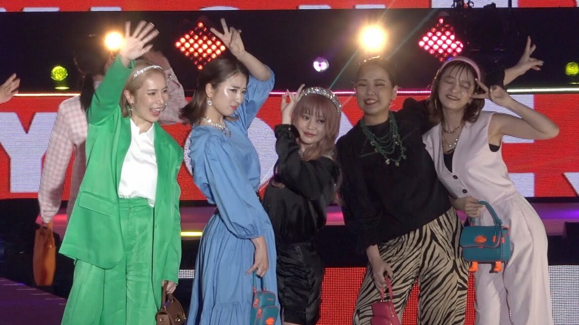 平成フラミンゴ＆ヘラヘラ三銃士がガルアワステージでコラボ！仲良く決めポーズ　『Rakuten GirlsAward 2022 SPRING/SUMMER』