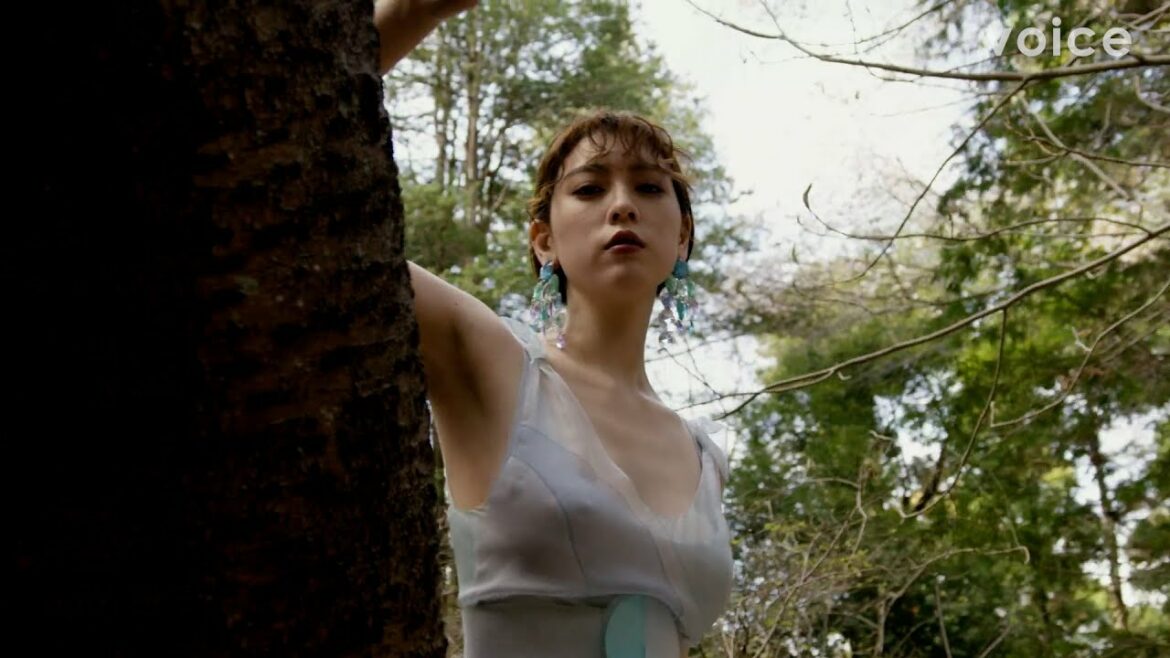 三吉彩花、世界の12人の女性の日本代表に：ジョルジオ アルマーニ クロスロード シーズン 2（静けさを称えた美しい森）