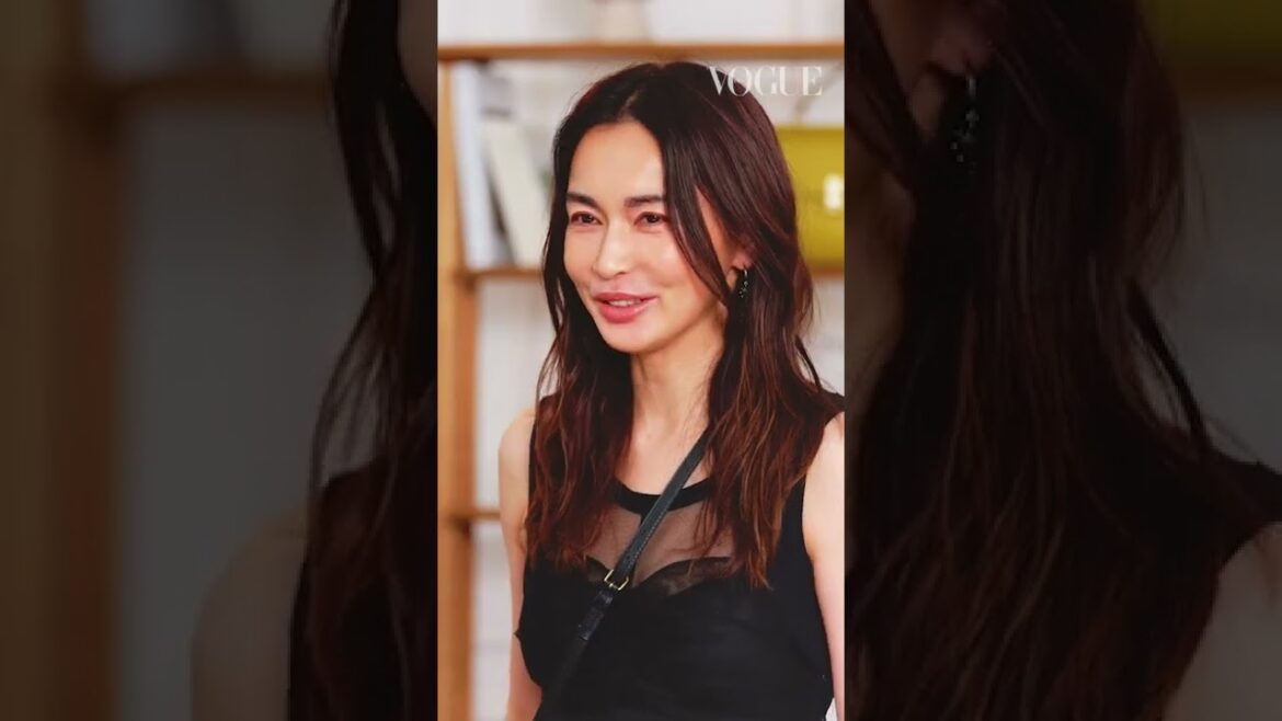 長谷川京子、甘辛ミックスのパーティルック。| VOGUE JAPAN #Shorts #セブンデイズセブンルックス #LOOKBOOK