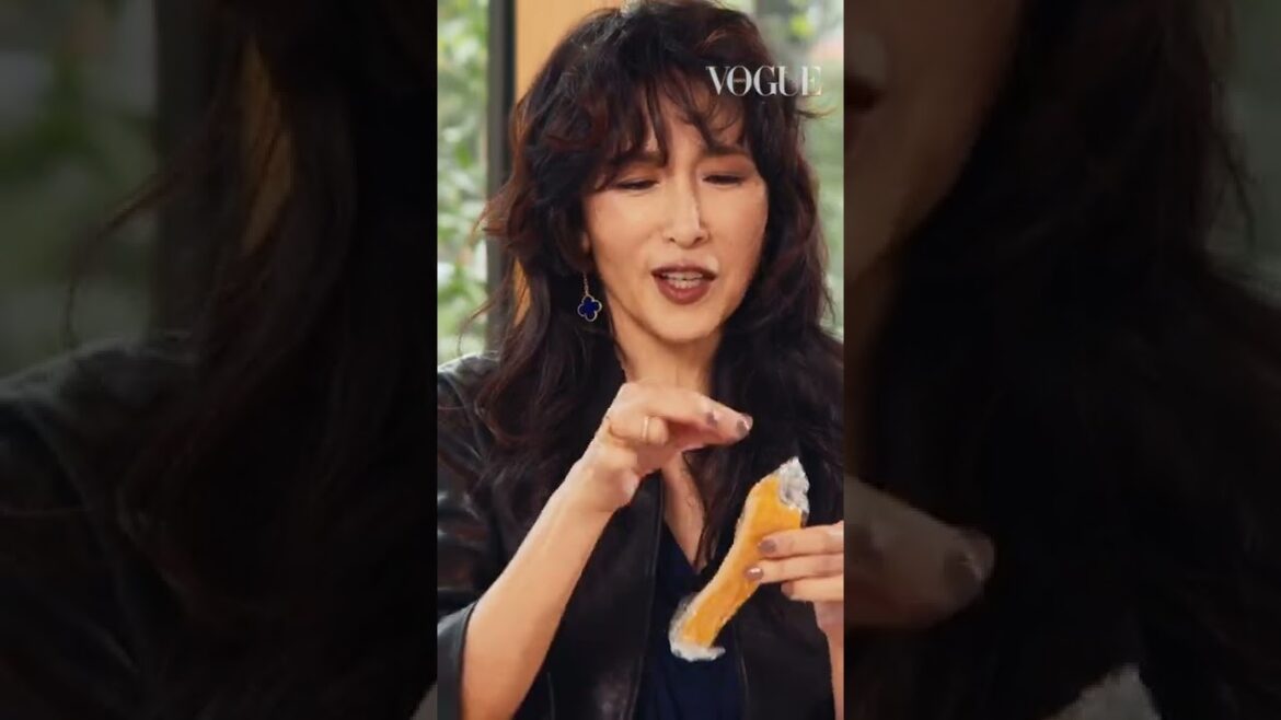 工藤静香、干し芋の持ち運び方。| VOGUE JAPAN #Shorts #In The Bag #バッグの中身