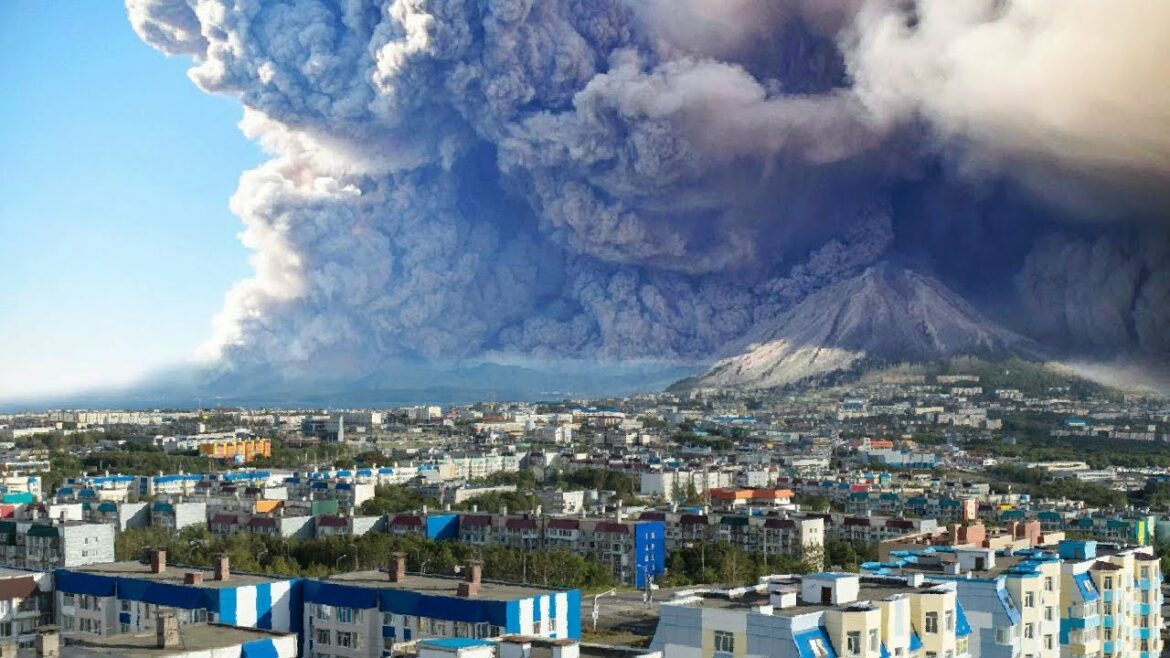 Tsunami threat to Japan! Bezymianny volcano erupts in Kamchatka, Russia! カムチャッカ 噴火