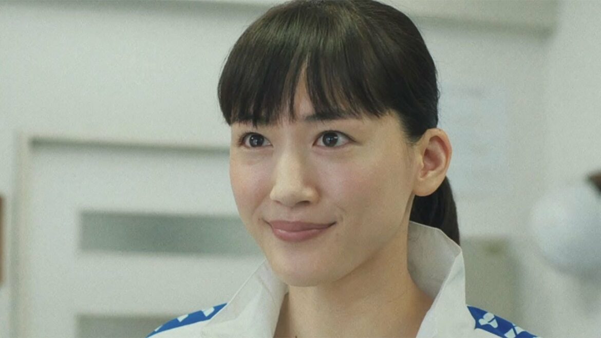 強引な綾瀬はるかに長谷川博己はタジタジ　ついには水着姿に…　映画「はい、泳げません」水泳教室入会シーン