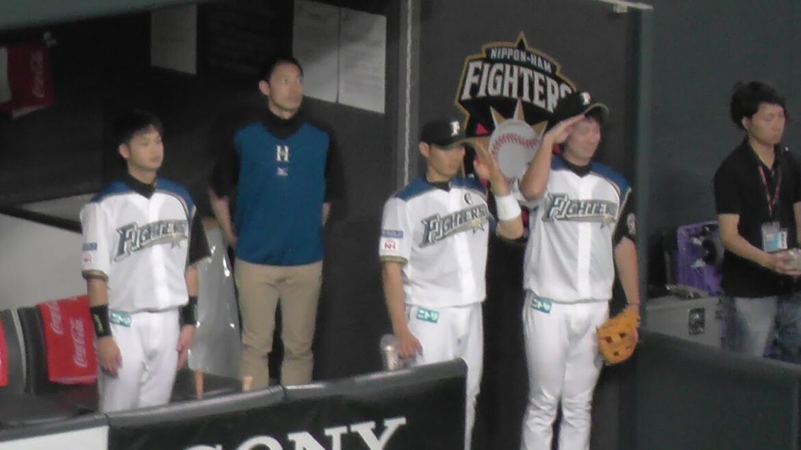 松本剛君と一緒に「敬礼」したがる大野奨太さん@札幌ドーム 2016.07.09