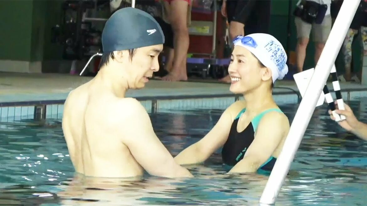 綾瀬はるか、水着姿で思わずニッコリ!長谷川博己が水を怖がる熱演披露 映画「はい、泳げません」メーキング映像 綾瀬はるか、水着姿で思わずニッコリ!長谷川博己が水を怖がる熱演披露 映画「はい、泳げません」メーキング映像