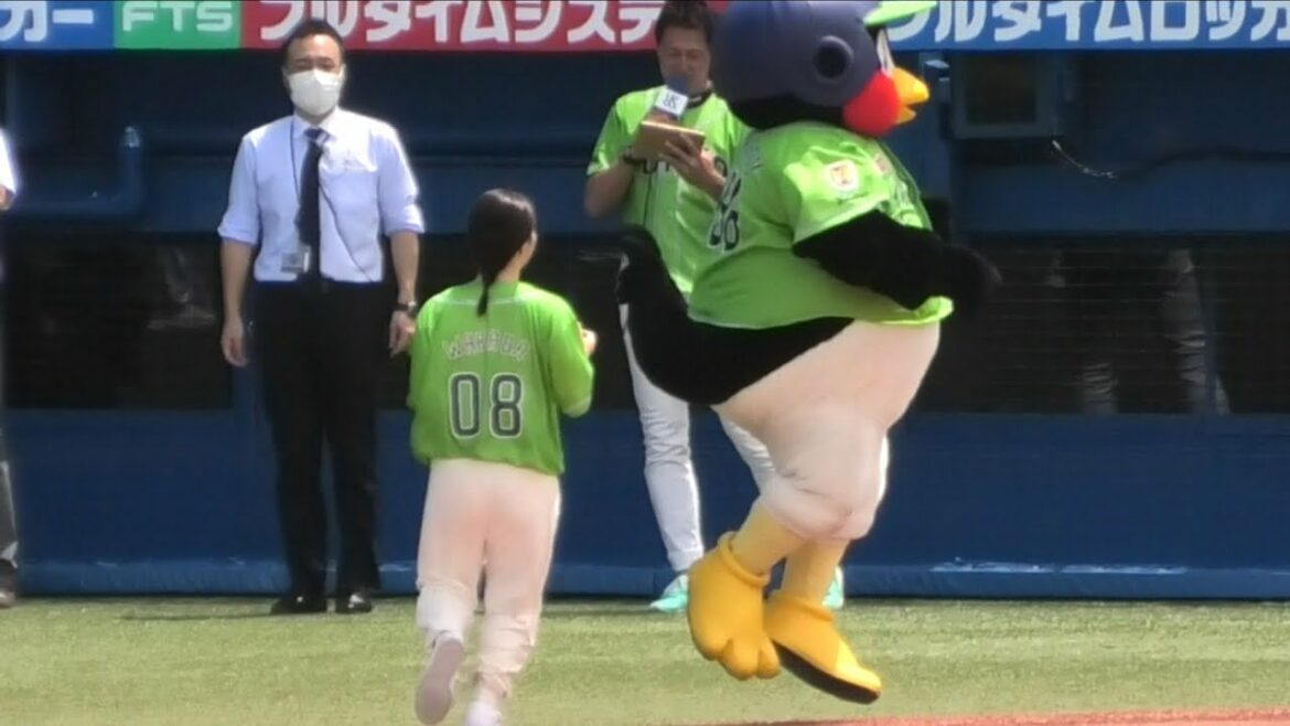 つば九郎、トリプルアクセルを樋口新葉さんの始球式で披露 2022/6/26