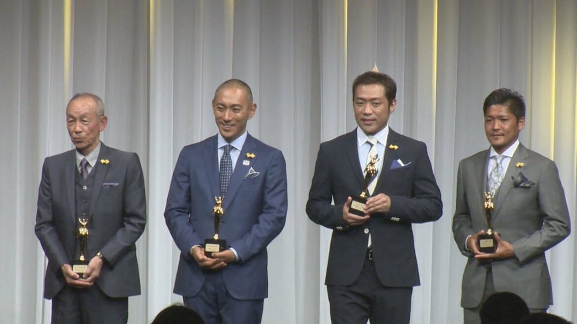 市川海老蔵さんらが受賞 ベストファーザー