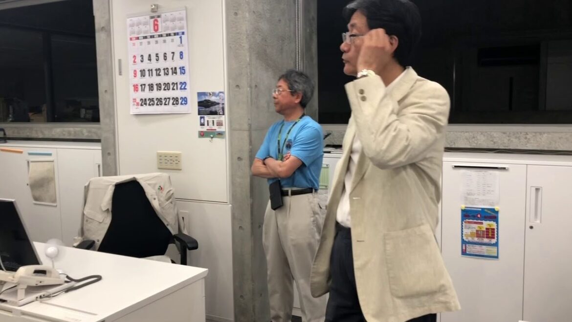 新潟県村上市で震度6強を観測した地震で職員が集合した燕市役所