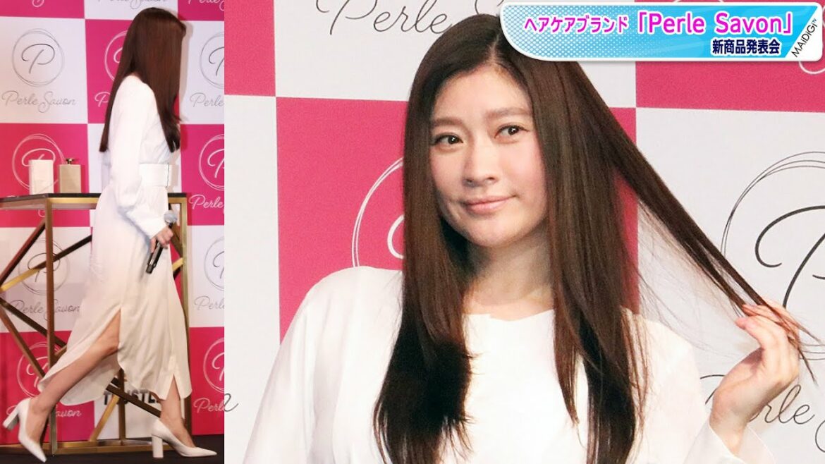 篠原涼子、スリットから美脚すらり　オールホワイトコーデで大人の魅力　太ベルトでメリハリ度アップ
