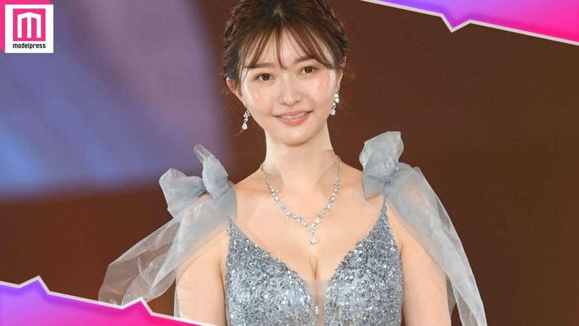 ウーバーイーツ配達員の社長令嬢・橋本萌花、胸元ざっくりドレスで美谷間披露【札幌コレクション2022 SPRING／SUMMER】